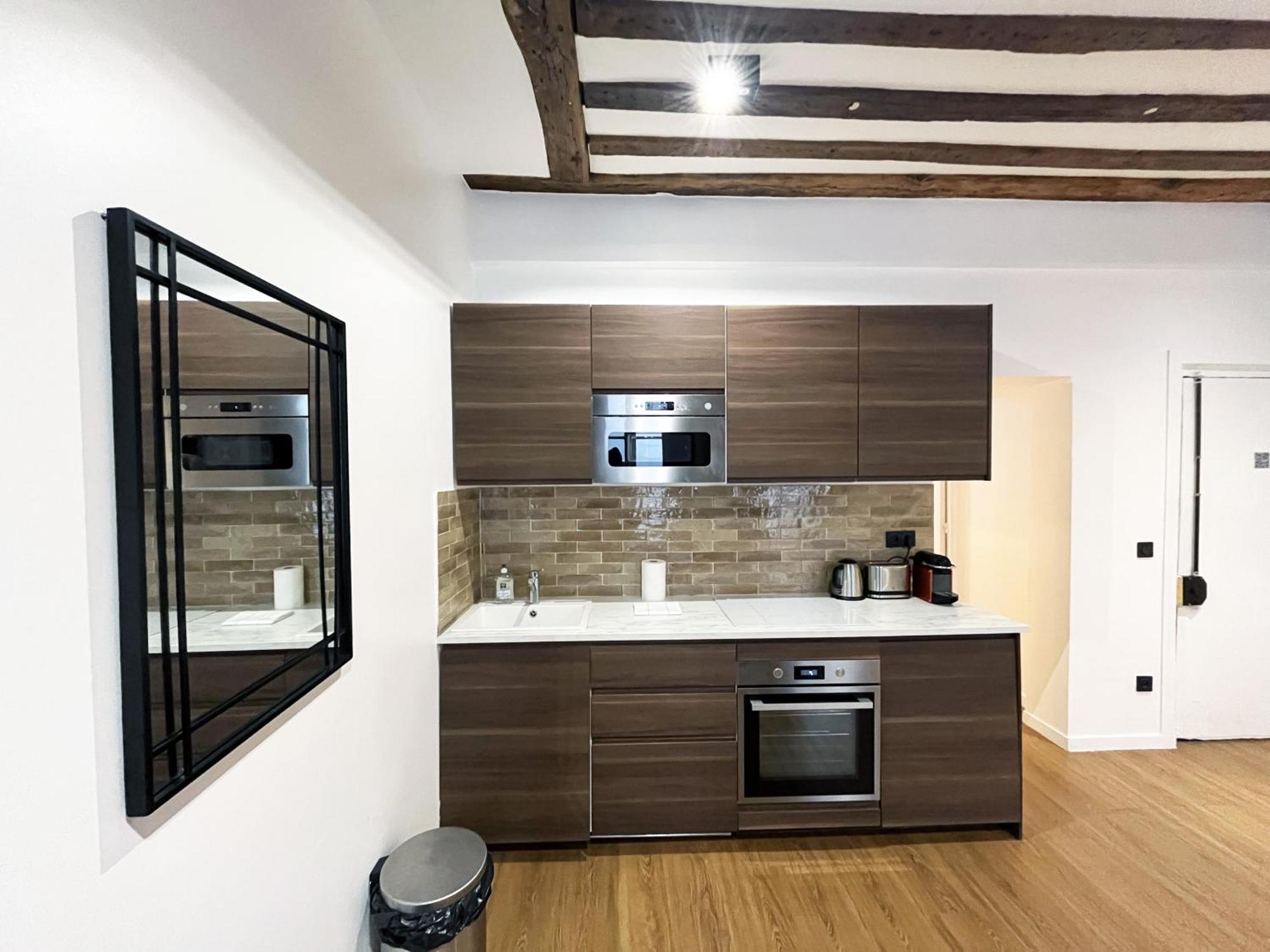 Urban Flat 108 - Stunning 4 Bdr Flat In Parijs